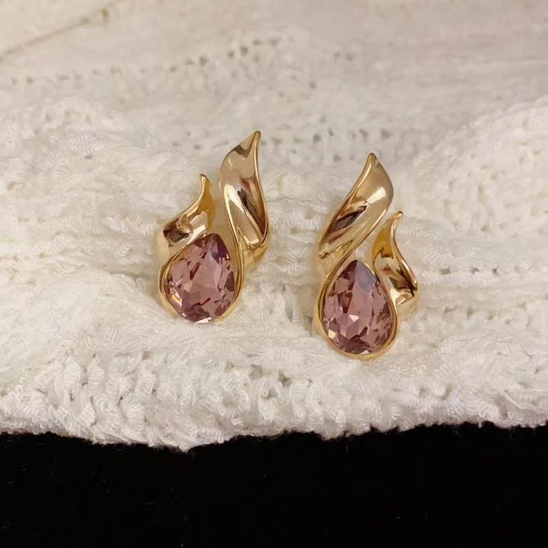 Minimalist fashion earrings 