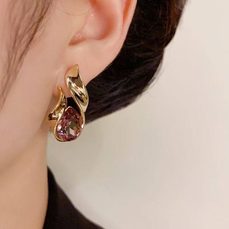 Minimalist fashion earrings 