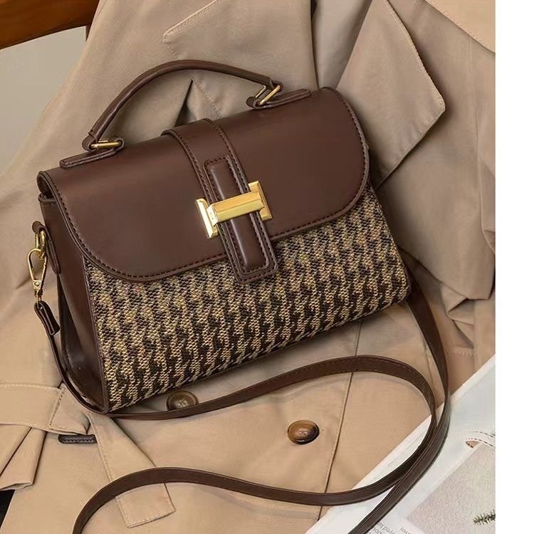 Small fashion handbag.