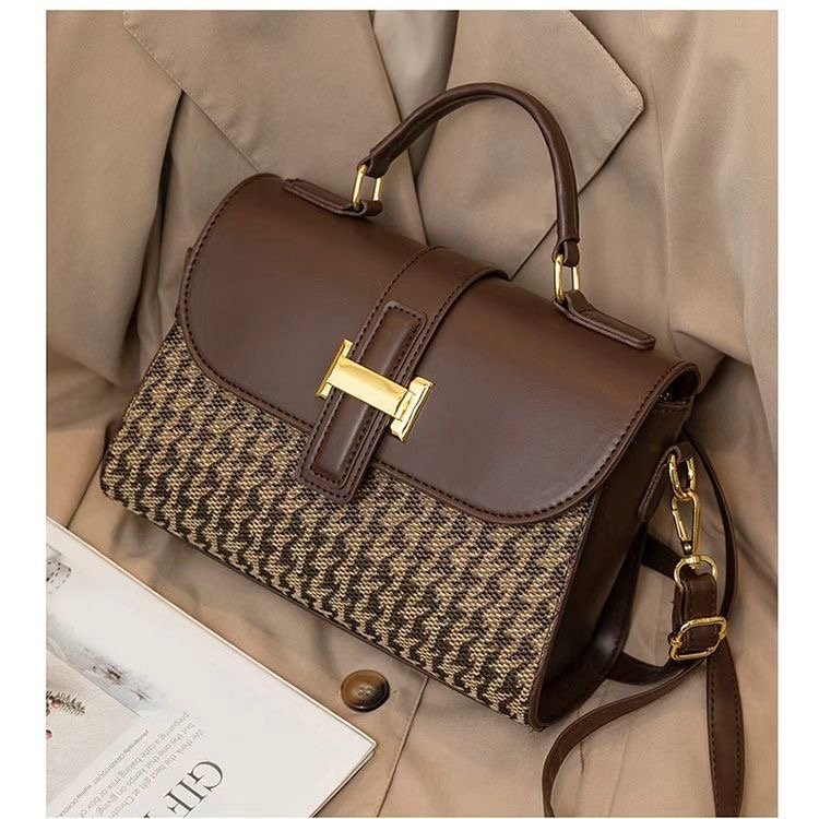 Small fashion handbag.